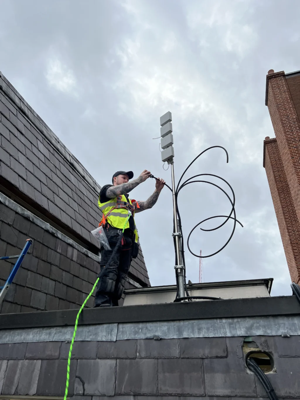 Technical diagram showing external antenna configurations for mobile signal boosting systems